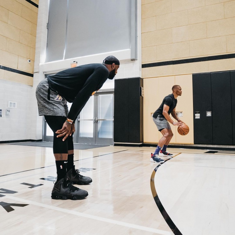 撞新秀墙！榜眼秀哈珀11中1&三分5中0仅得3分（状态低迷！榜眼哈珀11投1中、三分5投0中仅拿3分）