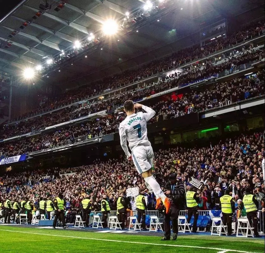 皇马盯上拜仁铁卫！2000万年薪要价令人惊喜，白衣军团再现零元购（皇马盯上拜仁铁卫：2000万年薪要价惊喜，白衣军团或再现自由转会神操作）