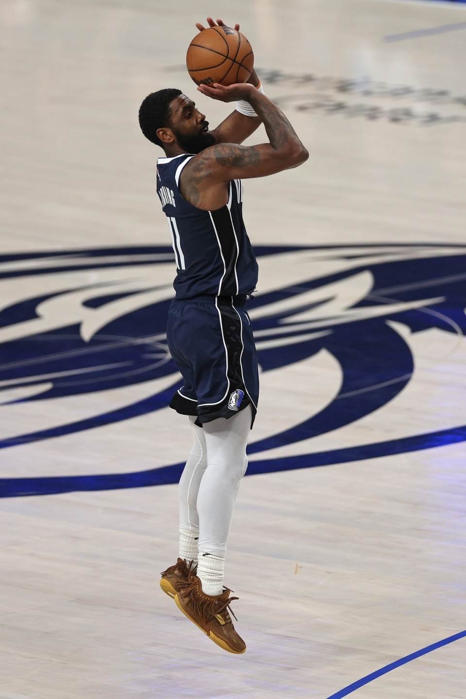 给爷整笑了，曼奇尼假意亲吻布鲁马多，将布鲁马多逗笑（这一幕笑翻了：曼奇尼作势亲吻布鲁马多，逗得对方当场大笑）