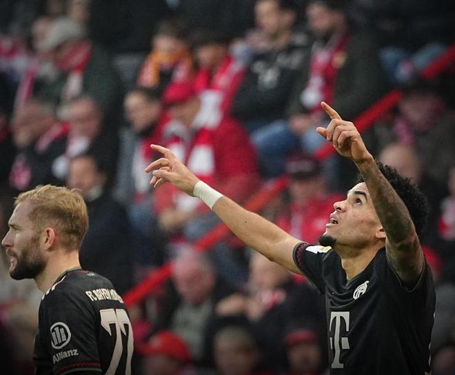 美记：PJ·华盛顿赛前训练扭伤脚踝，提前退出本场比赛（PJ·华盛顿赛前热身扭伤脚踝，本场比赛缺阵）