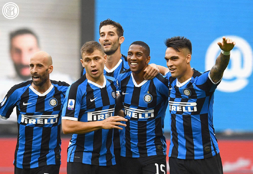 费耶诺德筹划将现有主场升级为下沉式球场，预计能容纳5.6万人（费耶诺德计划把现有主场改建为下沉式球场，容纳人数预计达5.6万）