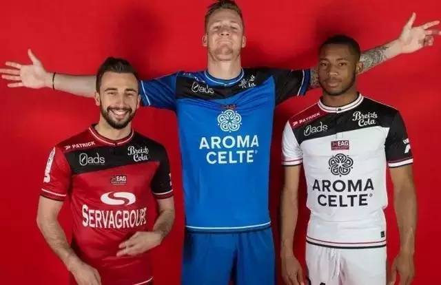 WTT总决赛：林诗栋4-0完胜梁靖崑，挺进男单八强（WTT总决赛：林诗栋4-0横扫梁靖崑，晋级男单八强）