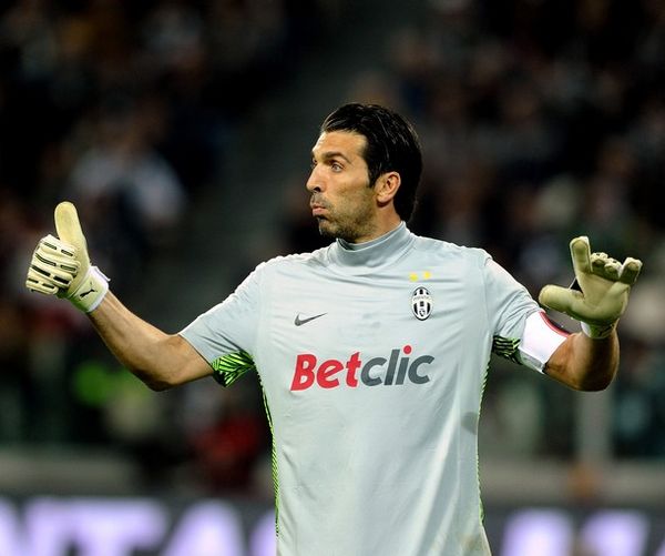 玉昆外援奥斯卡在老家开车时车辆突然起火，好在人没事（玉昆外援奥斯卡在老家驾车遭遇车辆自燃，所幸人身无恙）