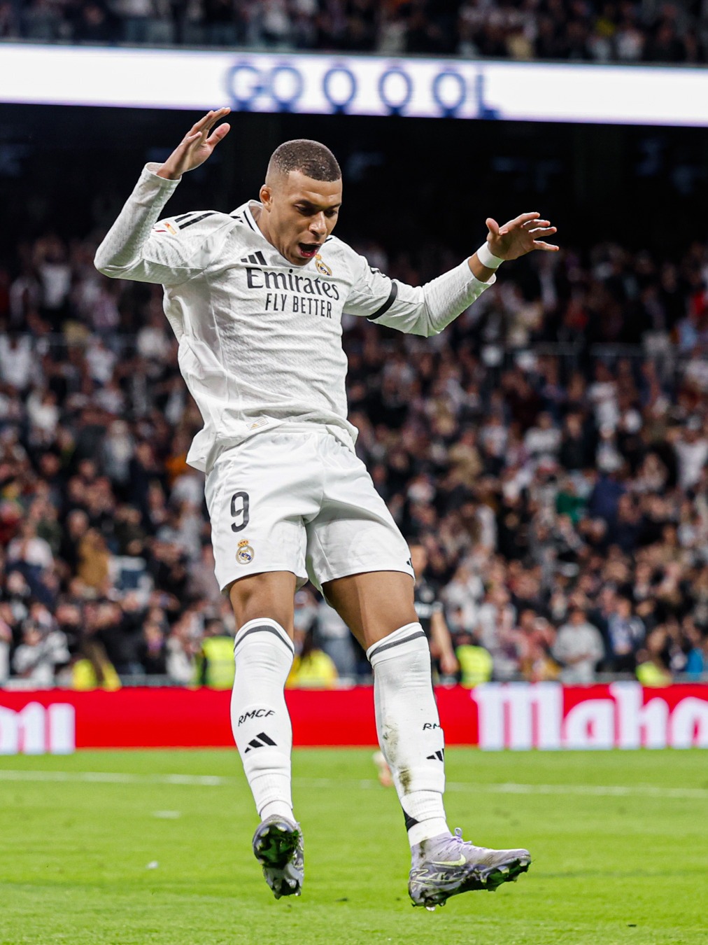 毛彪附体！四川一高校辅导员单刀面对大空门滑倒滚进球网（离谱一幕：四川高校辅导员单刀空门前滑倒，翻滚进球网）