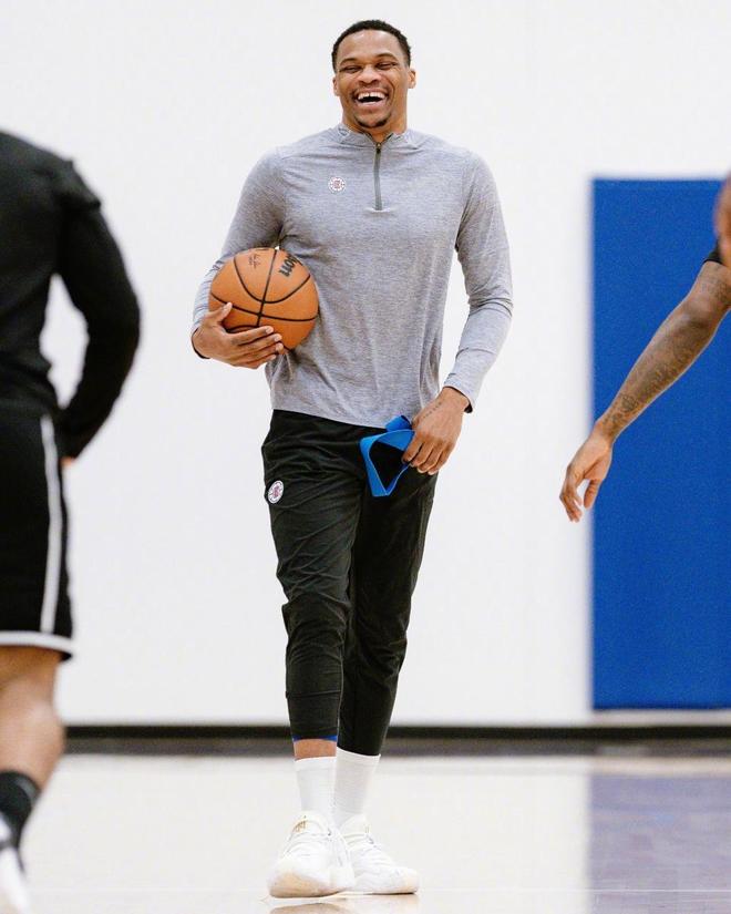 欧文突破两人防守完成得分（欧文摆脱双人夹击上篮得手）